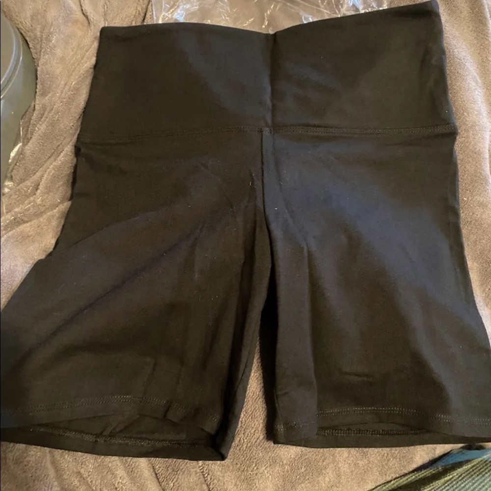NEW PINK VS yoga bike shorts. Black size Medium